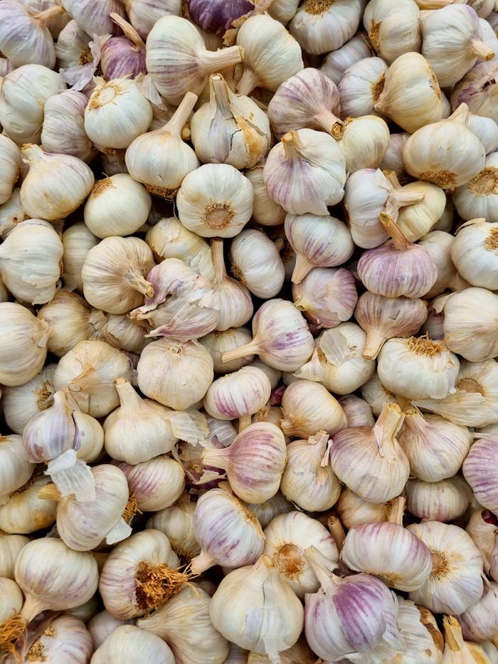 A close-up of fresh garlic bulbs in Brazil, showcasing their natural texture.